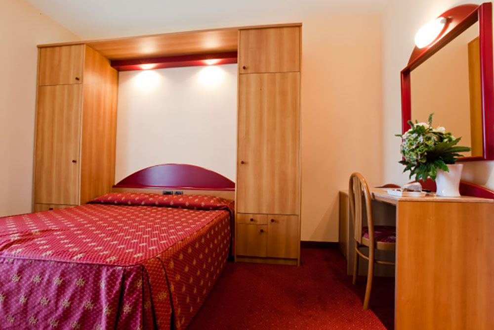 Family Shared Room Double Bed Cot And Single Bed Family Shared Room Double Bed Cot And Single Bed