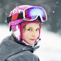 bambina in tenuta da sci
