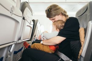 10 trucchi per volare “tranquilli” con un bambino piccolo
