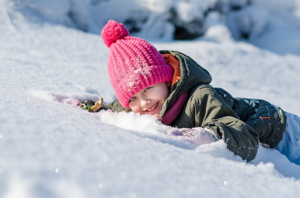 10 giochi divertenti da fare con i bambini sulla neve