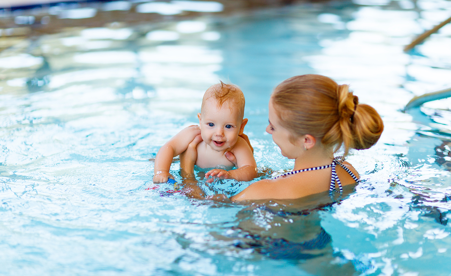 Mamma in piscina con il suo bimbo alle terme
