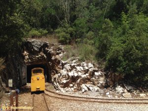 Il trenino giallo che attraversa il parco e le miniere