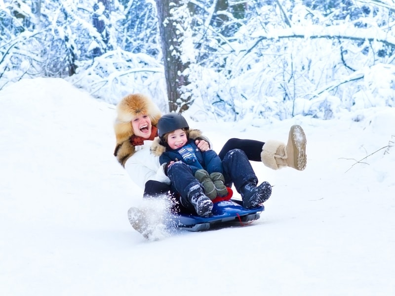 attività sulla neve per insegnare ai bambini ad amare l'inverno