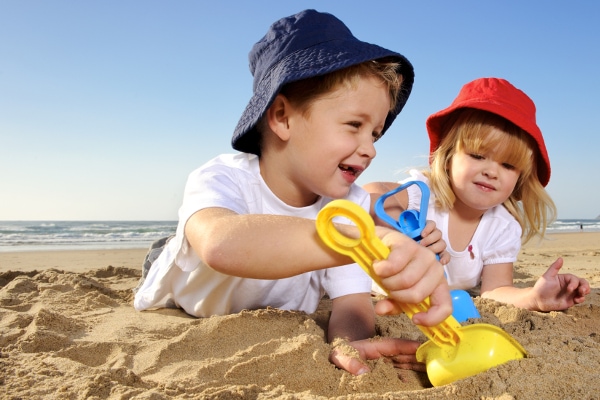 bambini spiaggia giochi