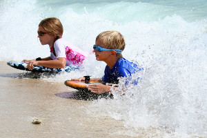 bambini spiaggia giochi