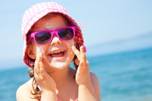 Proteggere i bambini dal sole: ecco come fare
