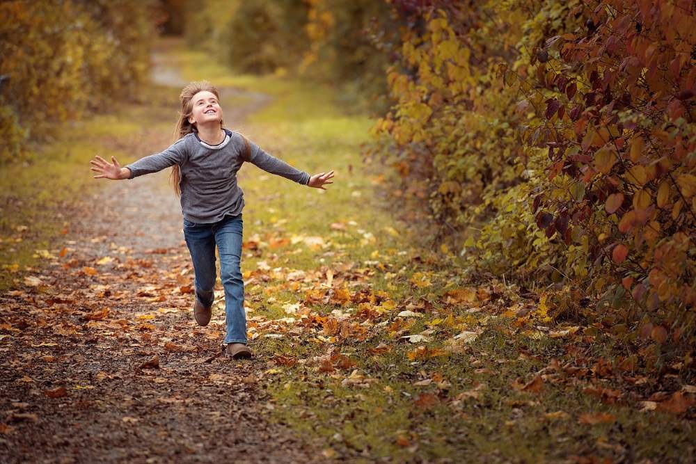 Bambina nel bosco