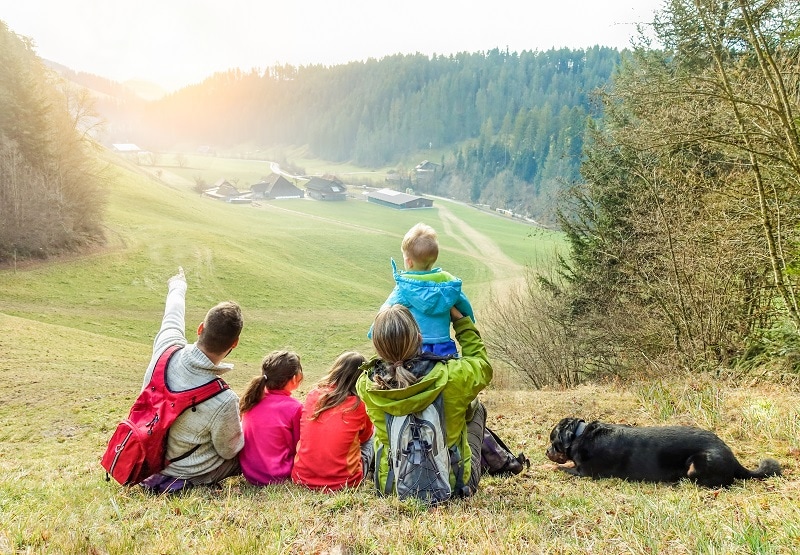 Perché la montagna fa bene ai bambini? Il parere della pediatra!