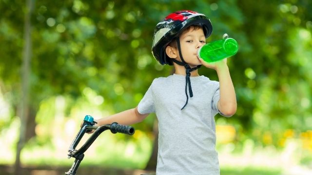 La borraccia non deve mancare nella borsa della mamma