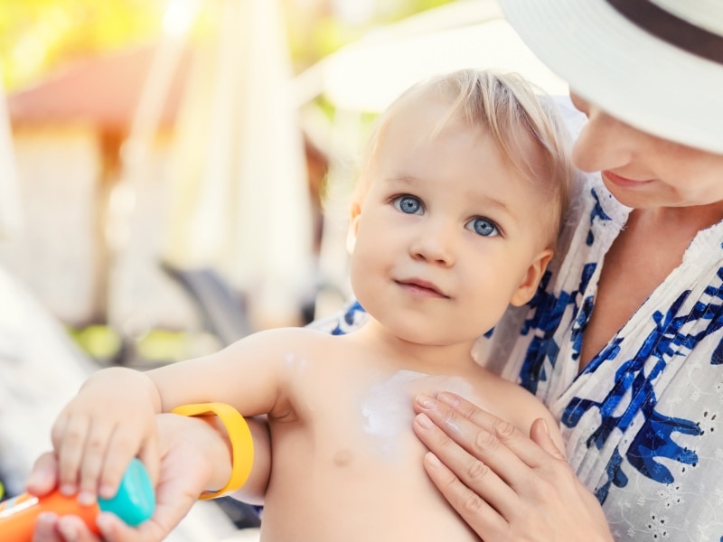 Come proteggere la pelle dei bambini dal sole: i consigli della pediatra.