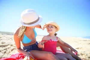 Come proteggere la pelle dei bambini dal sole: i consigli della pediatra.