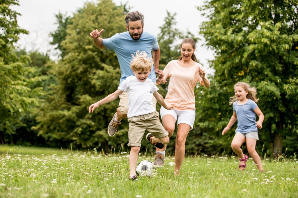 famiglia che gioca sui prati