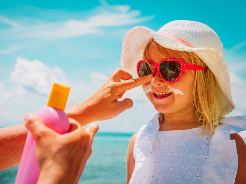 Come proteggere la pelle dei bambini dal sole: i consigli della pediatra.