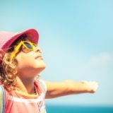 Benefici del sole sui bambini e come proteggerli dal caldo