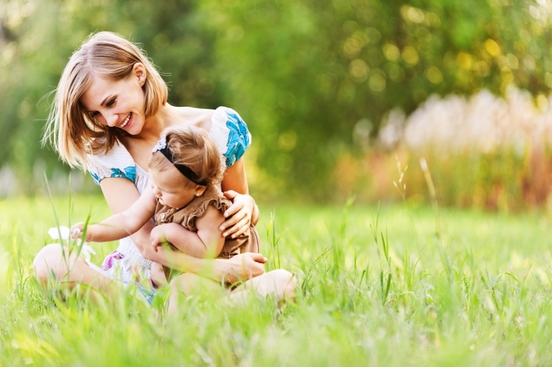 Benefici del sole sui bambini e come proteggerli dal caldo