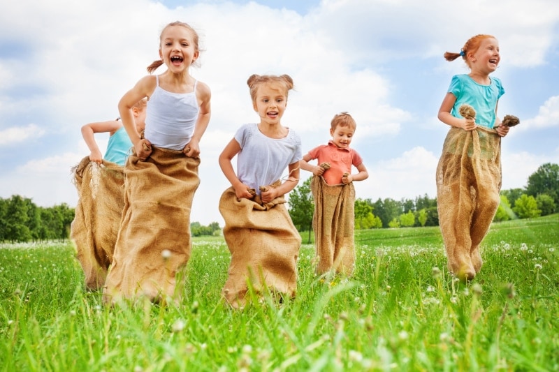 Benefici del sole sui bambini e come proteggerli dal caldo