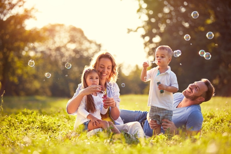 benefici del sole sulle ossa e sulla pelle dei bambini