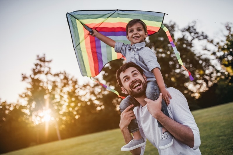 Benefici del sole sui bambini e come proteggerli dal caldo