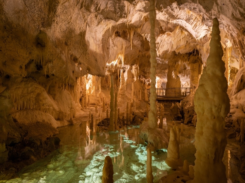 Cosa fare nelle Marche con bambini: escursione nelle Grotte di Frasassi