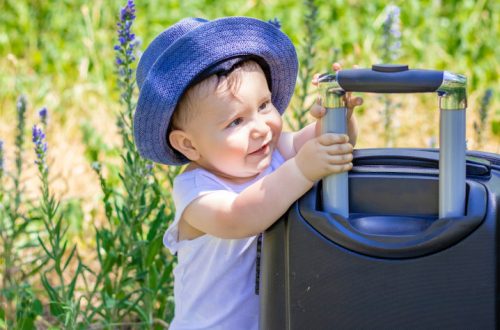 la valigia della vacanza con il bimbo