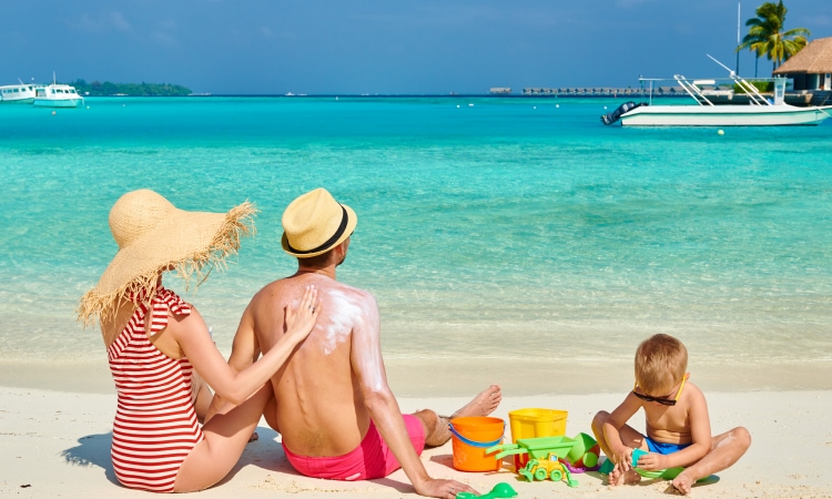 Proteggere la pelle dal sole in vacanza