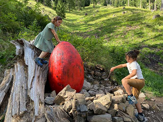 parchi divertimento in Trentino: bambini con uovo di dinosauro
