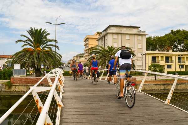 in bici a lido di camaiore