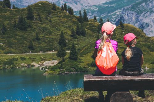 mamma e figli in montagna