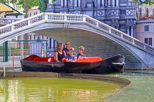 Italia in Miniatura. Famiglia in gondola