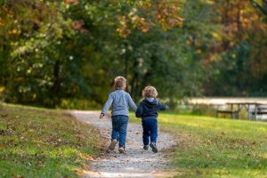 Bambini in un bosco