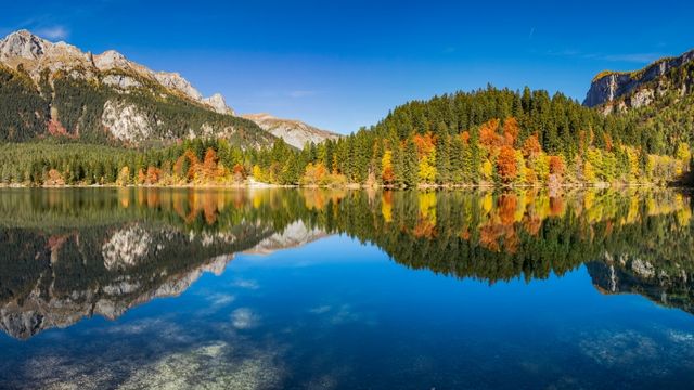 lago di tovel in autunno 