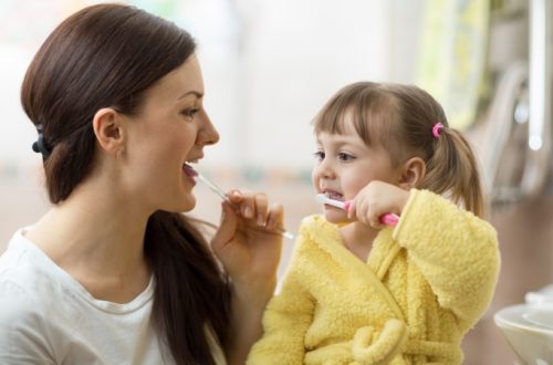 come curare l'igiene orale dei bambini a casa e in vacanza