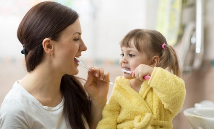 Curare la pulizia dei denti dei bambini, in vacanza come a casa