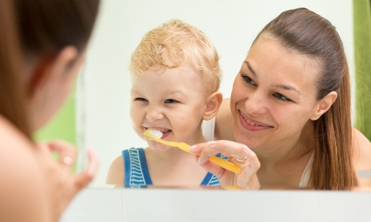 Come curare la pulizia dei denti dei bambini divertendosi