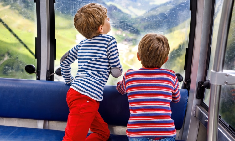 Bambini sulla Funivia Vigo di Fassa-Ciampedie