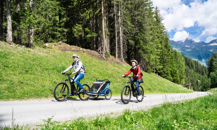 Famiglie con bambini sulla ciclabile delle Dolomiti, a Vigo di Fassa