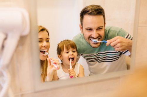 Come lavare i denti ai bambini a casa e in vacanza