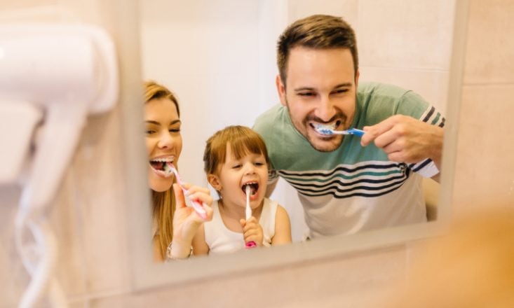 Come lavare i denti ai bambini e quali prodotti usare a casa e in vacanza