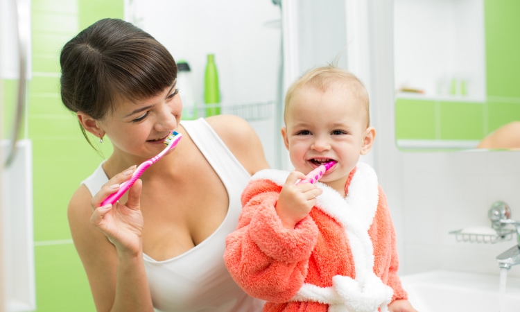 Procedimento per lavare i denti ai bambini in modo corretto