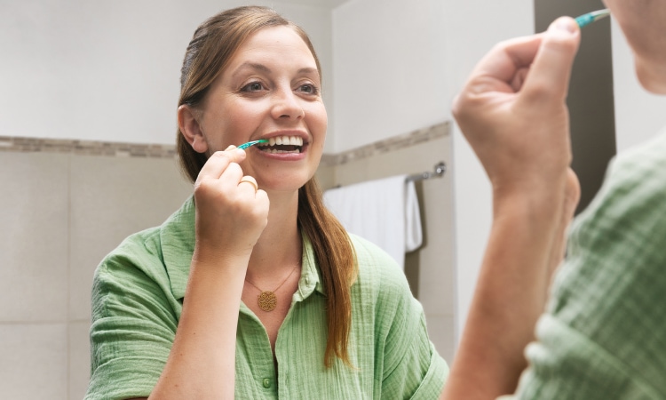 Come lavare i denti ai bambini e quali prodotti usare a casa e in vacanza