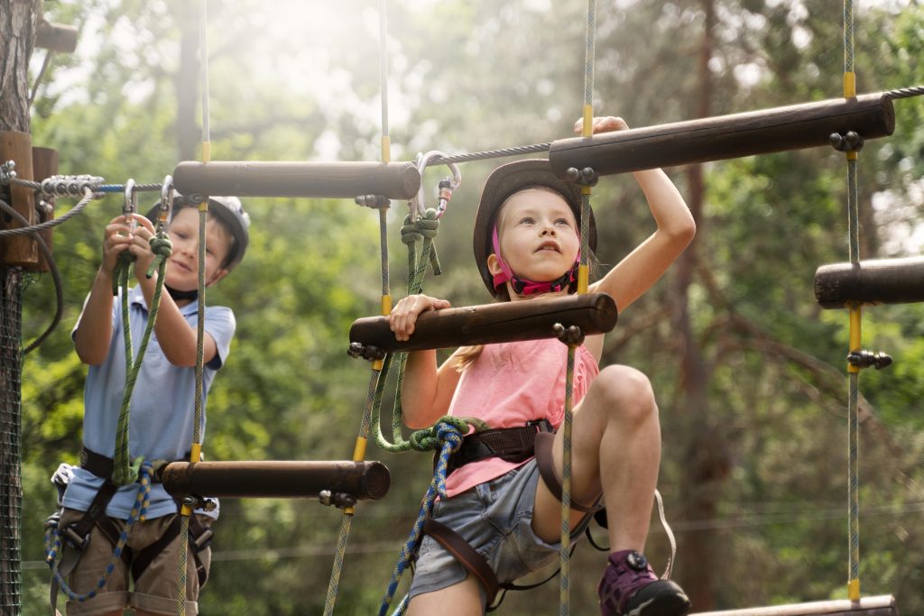 Bambini si mettono alla prova in un parco avventura in Abruzzo