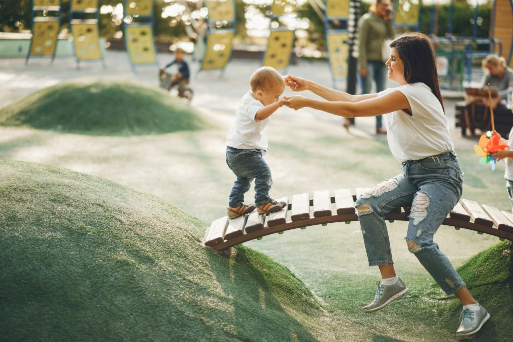 Una mamma gioca con il proprio bimbo in un parco in Abruzzo