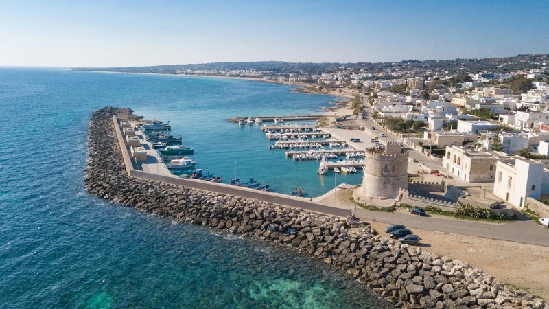 Panorama sulla torre di Torre Vado, tappa imperdibile per una vacanza con i bambini