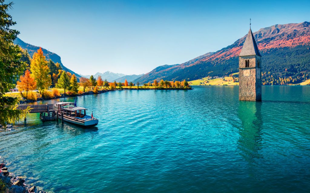 Il Lago di Resia, con le tipiche barche pronte per le escursioni