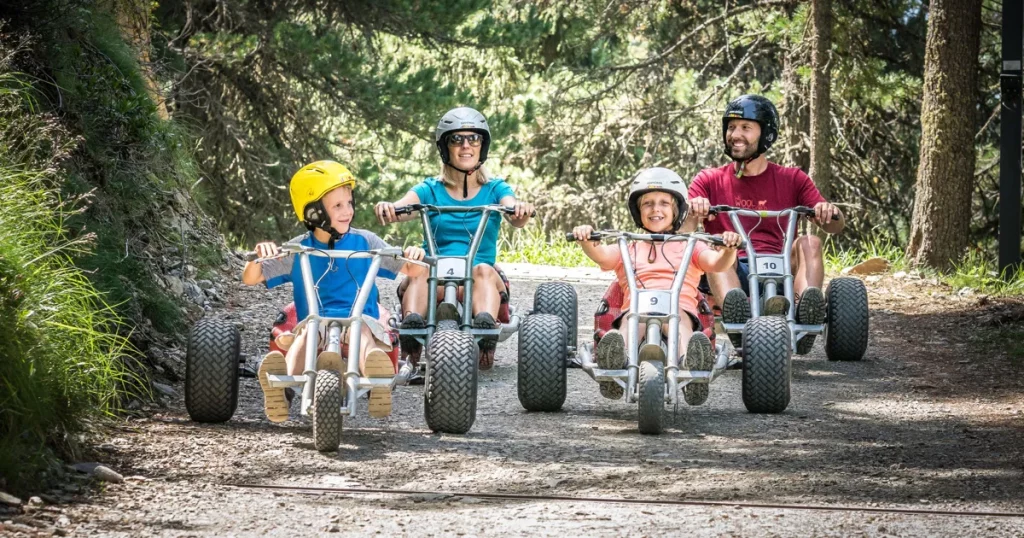 Famiglia con bambini in Val Senales, si diverte sui Mountaincarts a Lazaun