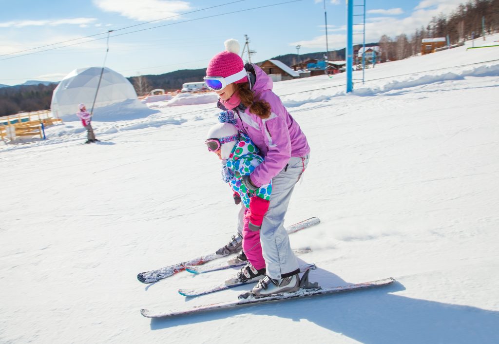 Mamma con la sua bambina sulle piste della Val Senales