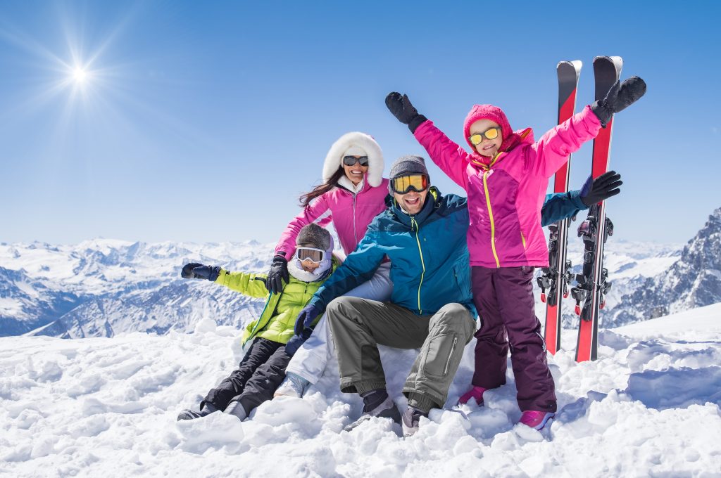Genitori e bambini a Lavarone in inverno