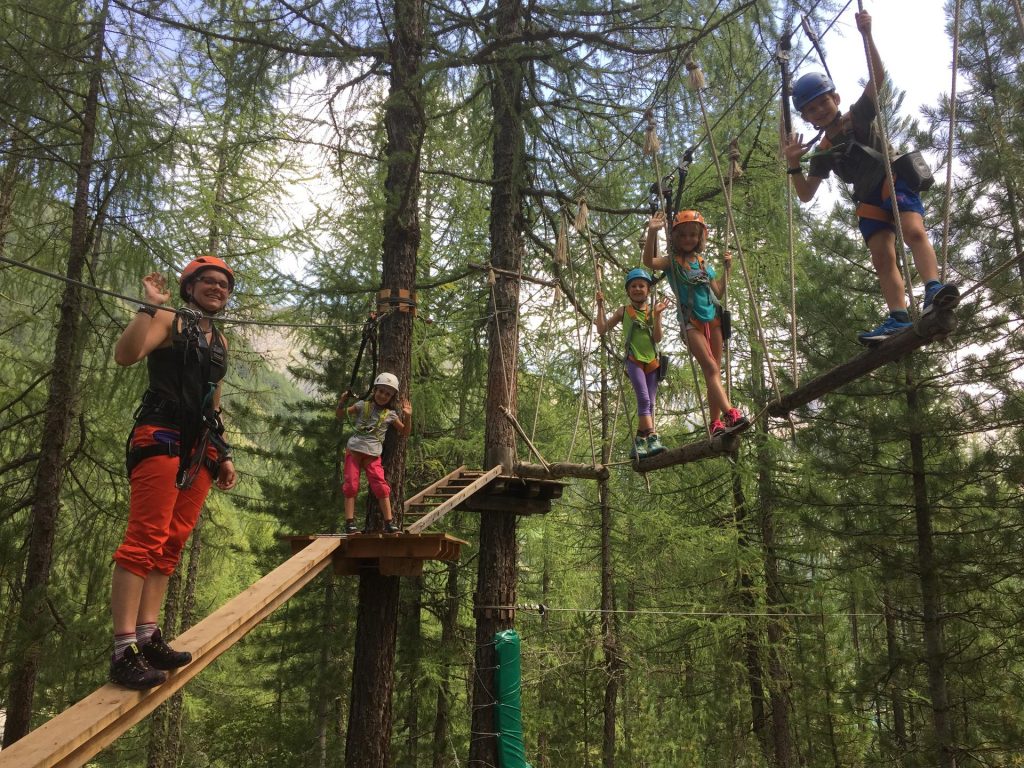 Famiglia con bambini all'Ötzi Rope Park in Val Senales