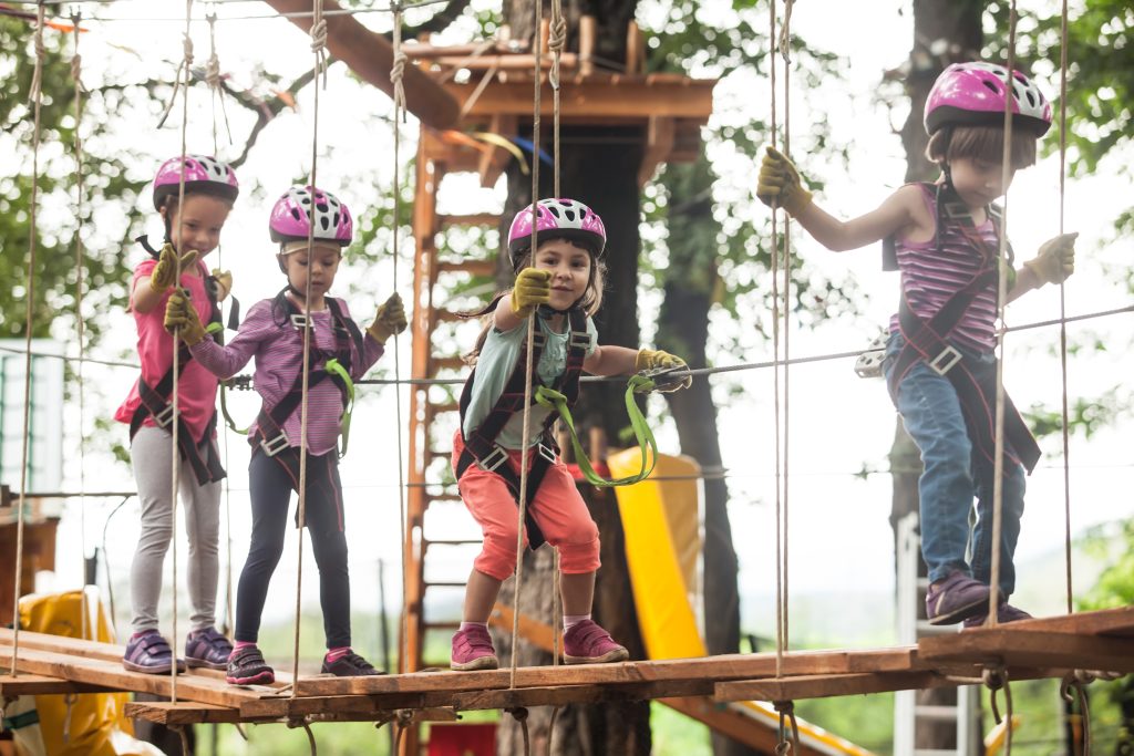 Bambini nel parco avventura di Lavarone