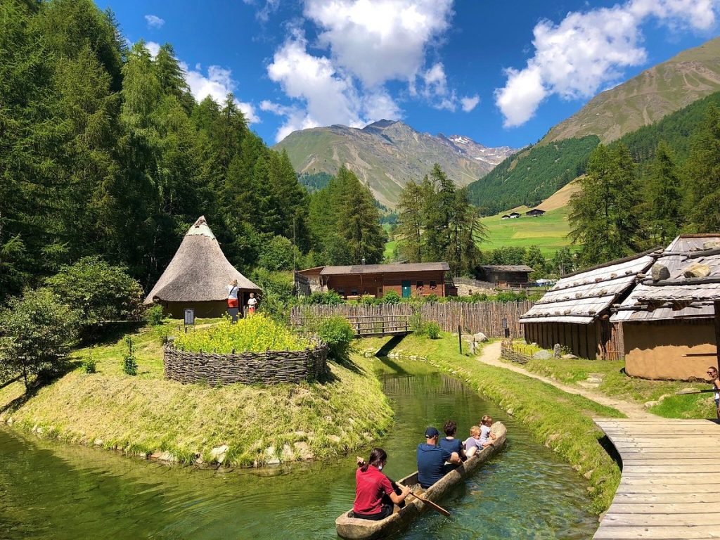Famiglia con bambini all'ArcheoParc in Val Senales